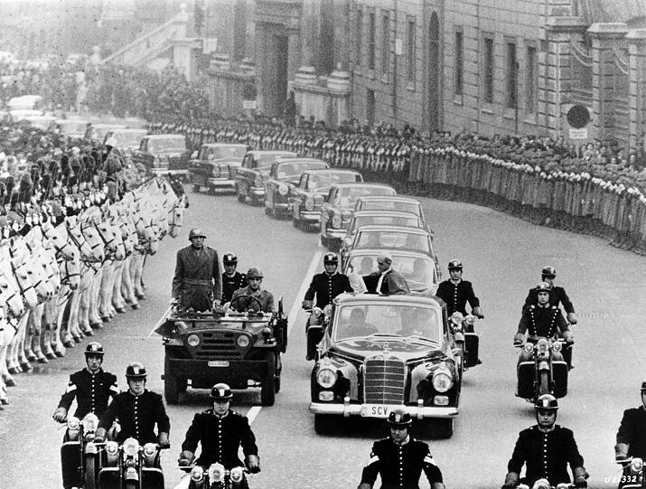 Rückkehr aus dem Heiligen Land: Papst Paul VI. bei der Heimkehr von einer Pilgerfahrt in dem Mercedes 300 d Landaulet von 1960. Bevor das Papamobil aufkam, reisten Päpste vornehmlich in umgerüsteten Staatskarossen.