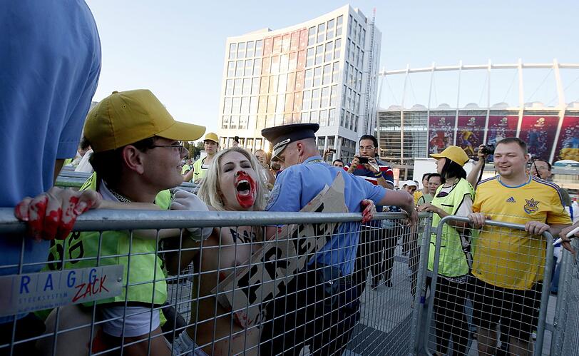 Die Proteste der der radikalen Frauenrechtsgruppe Femen werden immer bizarrer. Hitlergruß. Dildos, Prügeleien: Die Aktivistinnen schrecken vor fast nichts zurück.