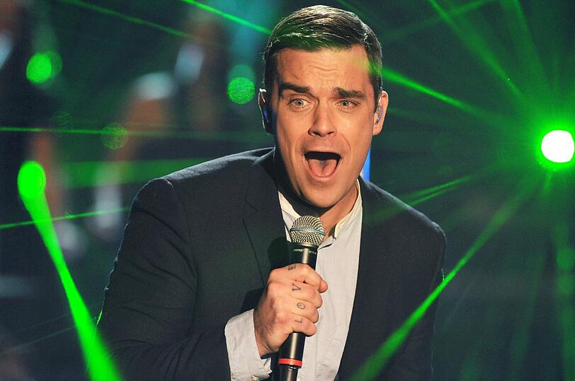 2007: Robbie Williams ist abhängig von Medikamenten und beginnt einen Entzug in einer Klinik. Knapp einen Monat später beendet er die Therapie und kehrt nach Los Angeles zurück.