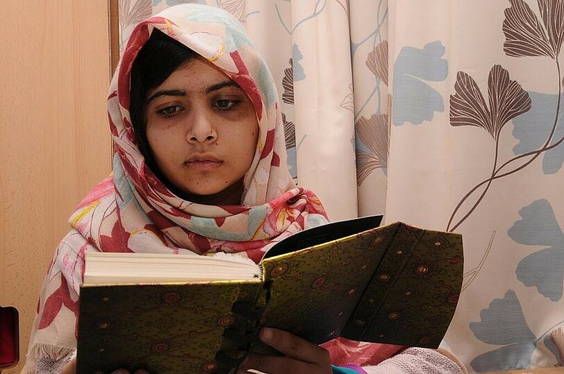 Die Brutalität dieses Angriffs schockte im Oktober die ganze Welt: Im pakistanischen Swat-Tal wird ein junges Mädchen von Taliban-Kämpfern in den Kopf geschossen. Die Schüsse waren kein Versehen, im Gegenteil: Die 15-jährige Malala ist für die extremistischen Kämpfer eine Bedrohung, seit sie auf ihrem Internet-Blog über den Umgang der Taliban mit den Menschen in ihrem Ort berichtet. Mit schweren Verletzungen kommt Malala in ein Krankenhaus, wird wenig später in eine Spezialklinik nach Großbritannien verlegt. Ob sie je wieder ganz gesund wird, vermag noch niemand zu sagen.
