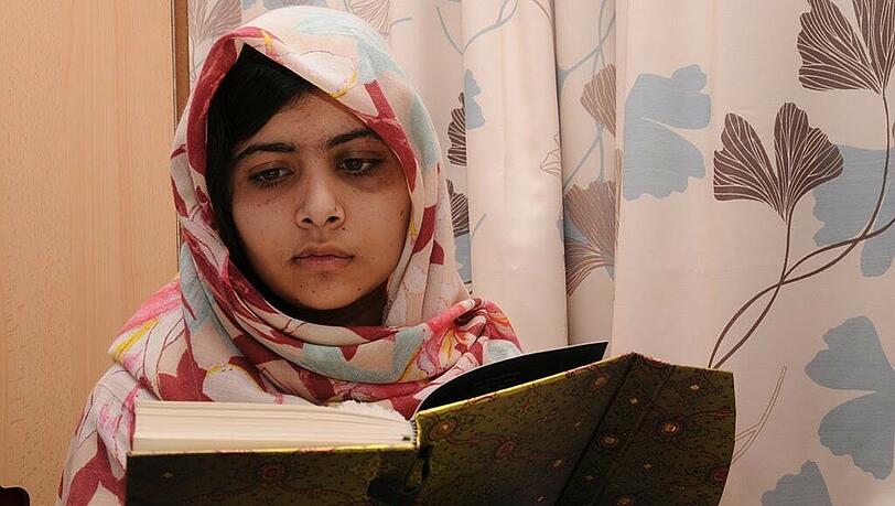 Die Brutalität dieses Angriffs schockte im Oktober die ganze Welt: Im pakistanischen Swat-Tal wird ein junges Mädchen von Taliban-Kämpfern in den Kopf geschossen. Die Schüsse waren kein Versehen, im Gegenteil: Die 15-jährige Malala ist für die extremistischen Kämpfer eine Bedrohung, seit sie auf ihrem Internet-Blog über den Umgang der Taliban mit den Menschen in ihrem Ort berichtet. Mit schweren Verletzungen kommt Malala in ein Krankenhaus, wird wenig später in eine Spezialklinik nach Großbritannien verlegt. Ob sie je wieder ganz gesund wird, vermag noch niemand zu sagen. Die Brutalität dieses Angriffs schockte im Oktober die ganze Welt: Im pakistanischen Swat-Tal wird ein junges Mädchen von Taliban-Kämpfern in den Kopf geschossen. Die Schüsse waren kein Versehen, im Gegenteil: Die 15-jährige Malala ist für die extremistischen Kämpfer eine Bedrohung, seit sie auf ihrem Internet-Blog über den Umgang der Taliban mit den Menschen in ihrem Ort berichtet. Mit schweren Verletzungen kommt Malala in ein Krankenhaus, wird wenig später in eine Spezialklinik nach Großbritannien verlegt. Ob sie je wieder ganz gesund wird, vermag noch niemand zu sagen.