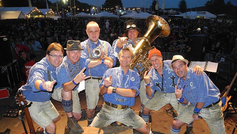 Ein letzter Aufschrei aus der Heavy-Metal-Hölle: Das 24. Wacken Open
Air ging am Samstag dem Ende entgegen. Leiser wurde es aber nicht.
Mehr als 75 000 Besucher blickten auf ein bis dahin friedliches
Freiluft-Event zurück. Und freuten sich auf Alice Cooper. Ein letzter Aufschrei aus der Heavy-Metal-Hölle: Das 24. Wacken Open
Air ging am Samstag dem Ende entgegen. Leiser wurde es aber nicht.
Mehr als 75 000 Besucher blickten auf ein bis dahin friedliches
Freiluft-Event zurück. Und freuten sich auf Alice Cooper.