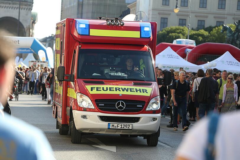 Wenig später trifft ein Rettungsfahrzeug der Feuerwehr ein, das den BMXer ins Krankenhaus fährt.
