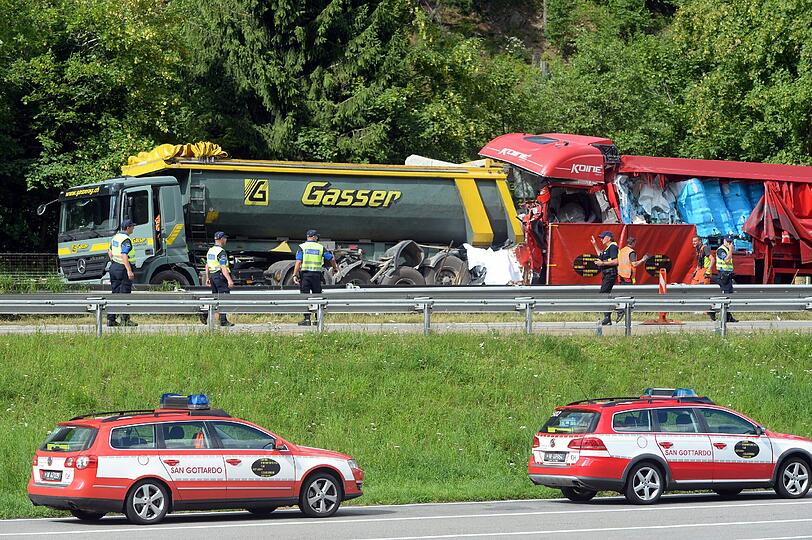 Zwischen dem roten und dem grünen Lastwagen wurde das Auto der vierköpfigen Familie eingequetscht. Die Bilder des Horror-Unfalls.