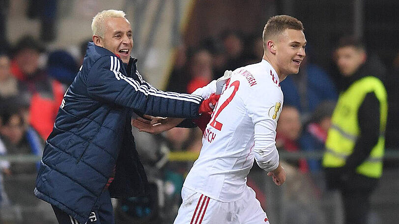 Hatte seinem Teamkollegen einen Treffer in Paderborn vorhergesagt: Ersatzspieler Rafinha (links) und Torschütze Joshua Kimmich.