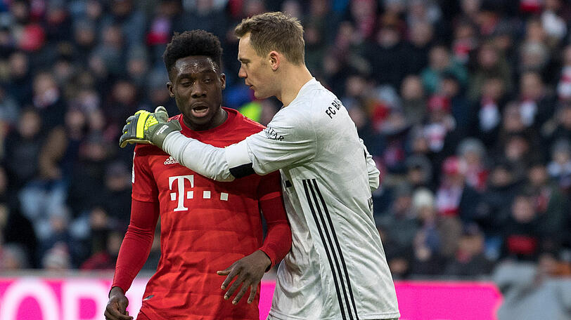 Bayern Kapitän Manuel Neuer (rechts) lobt Alphonso Davies (links).