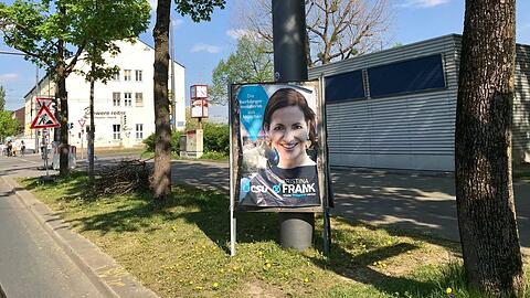 Ziemlich zerfleddert, aber nicht übersehbar: eins von etlichen CSU-Wahlplakaten mit (der unterlegenen) Kandidatin Kristina Frank.