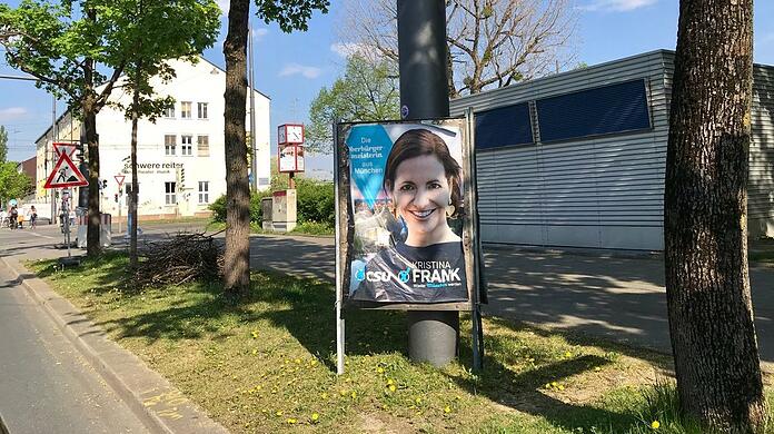 Ziemlich zerfleddert, aber nicht übersehbar: eins von etlichen CSU-Wahlplakaten mit (der unterlegenen) Kandidatin Kristina Frank.