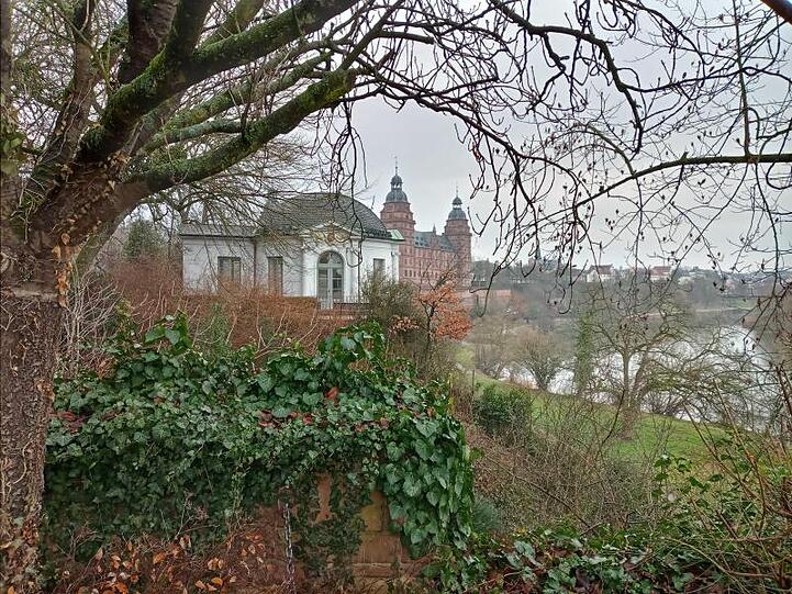 Der Aschaffenburger Schlosspark, Ort des Geschehens. Foto: Michael Donhauser/dpa/Archivbild