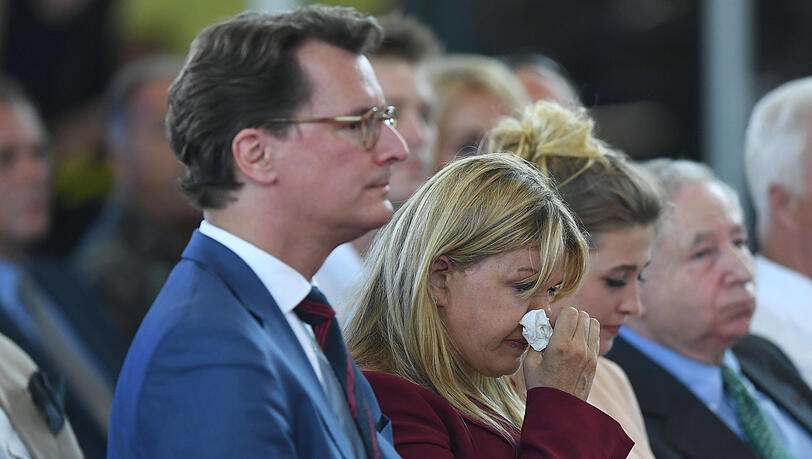 Emotionale Ehrung: NRW-Ministerpräsident Hendrik Wüst mit Schumachers Gattin Corinna und deren Tochter Gina.