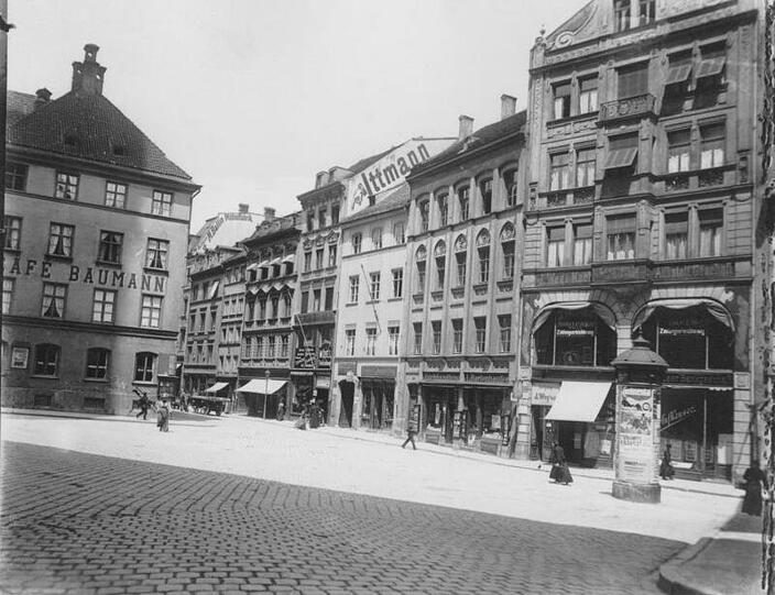 1904: Das Café Baumann (l.) mit Blick in die herrlich kleinteilige Löwengrube.