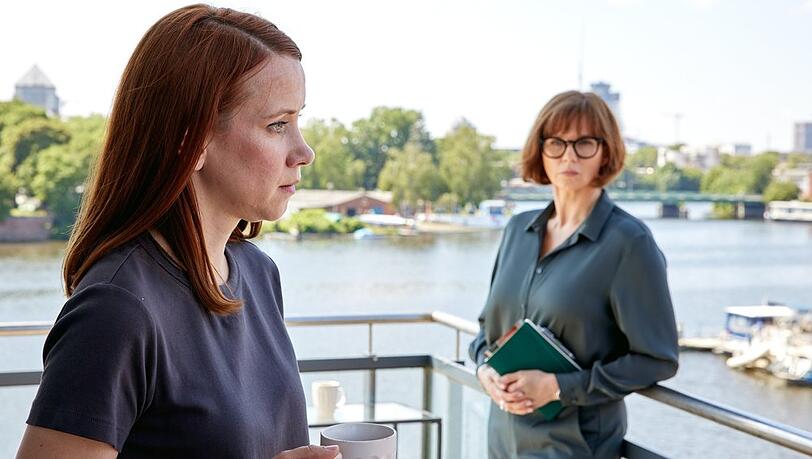 "Mordsschwestern - Verbrechen ist Familiensache: Das Chamäleon": Viktoria (Lena Dörrie, l.) würde es zwar nie zugeben, aber die Ermittlungsansätze von Dr. Brockhaus (Veronica Ferres) sind manchmal durchaus nützlich. "Mordsschwestern - Verbrechen ist Familiensache: Das Chamäleon": Viktoria (Lena Dörrie, l.) würde es zwar nie zugeben, aber die Ermittlungsansätze von Dr. Brockhaus (Veronica Ferres) sind manchmal durchaus nützlich.