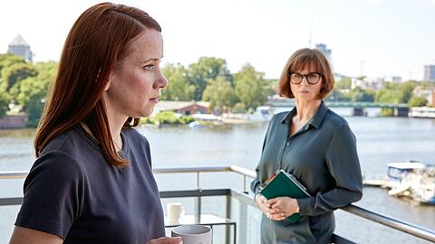 "Mordsschwestern - Verbrechen ist Familiensache: Das Chamäleon": Viktoria (Lena Dörrie, l.) würde es zwar nie zugeben, aber die Ermittlungsansätze von Dr. Brockhaus (Veronica Ferres) sind manchmal durchaus nützlich.