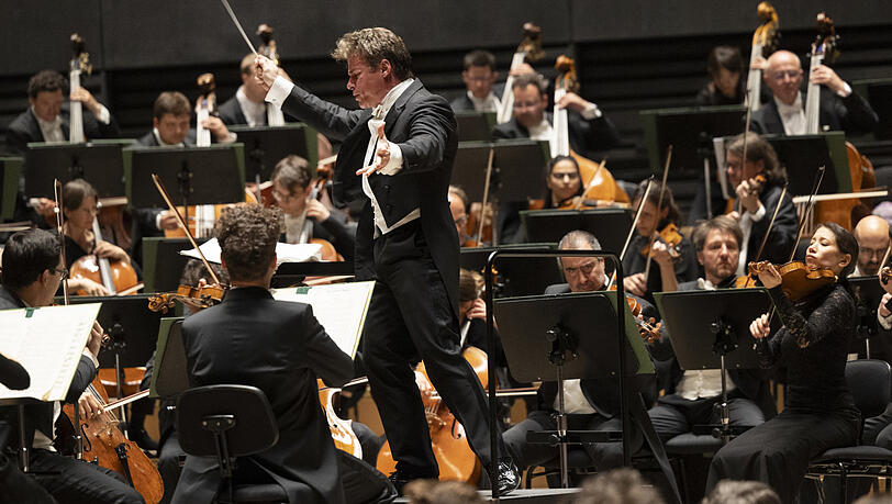 Der Dirigent Jakub Hrusa und die Bamberger Symphoniker in der Isarphilharmonie.