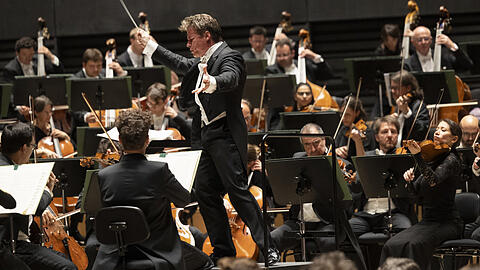 Der Dirigent Jakub Hrusa und die Bamberger Symphoniker in der Isarphilharmonie.