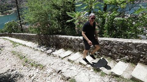 TV-Moderator Peter Giesel macht der Aufstieg zur Festung &uuml;ber der Stadt Kotor zu schaffen.