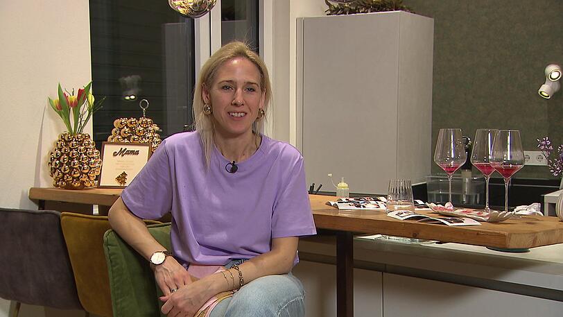 Olivia passt sich farblich an ihr Motto "Gold & Purple" an, ebenso den Veilchen-Aperitif. Olivia passt sich farblich an ihr Motto "Gold & Purple" an, ebenso den Veilchen-Aperitif.