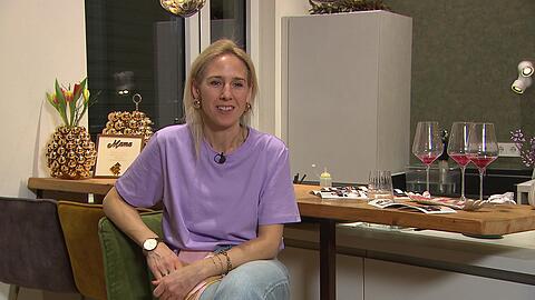 Olivia passt sich farblich an ihr Motto "Gold & Purple" an, ebenso den Veilchen-Aperitif.