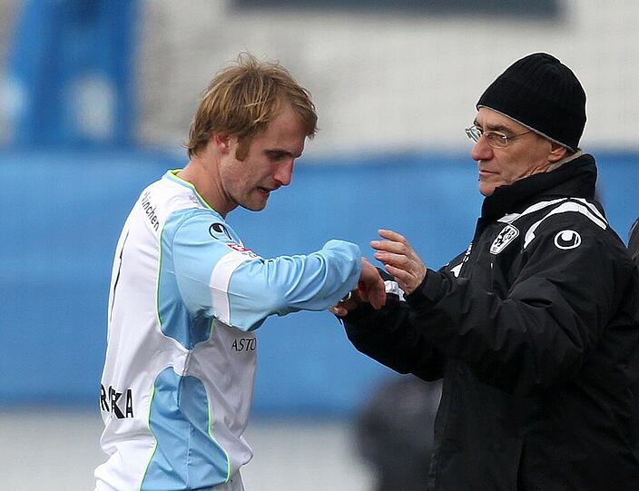 Nase gebrochen! Daniel Bierofka wird nach dem Zusammenstoß mit dem Schiedsrichter vom Teamarzt versorgt. Die Bilder