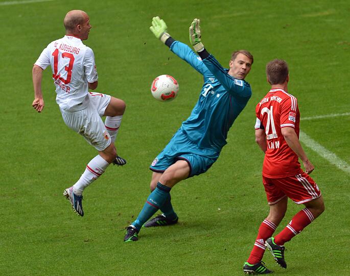 MANUEL NEUER: Note 3. Fühlte sich in seinem neuen blauen Trikot wohl an alte Schalker Zeiten erinnert. Verhinderte in Minute 15 gegen Tobias Werner einen Rückstand. Hatte in Halbzeit zwei Glück, als ein Augsburger Schuss oben aufs Lattenkreuz klatschte.