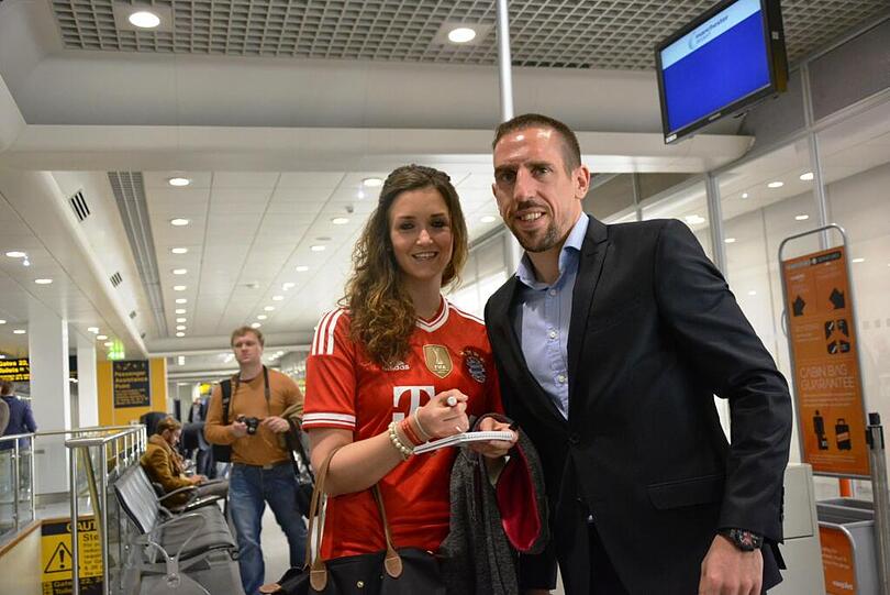 Immer Zeit für ein Foto: Franck Ribery mit einem Fan am Flughafen.