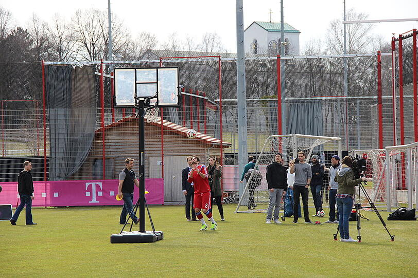 Javi Martinez könnte bald wieder ins Mannschaftstraining einsteigen. am Dienstag stand allerdings erstmal ein Sponsoren-Termin auf dem Programm. Die Bilder!