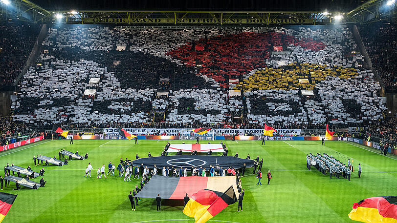 Auch die Fans im Dortmunder Stadion haben sich eine besondere Verabschiedung für Lukas Podolski überlegt.