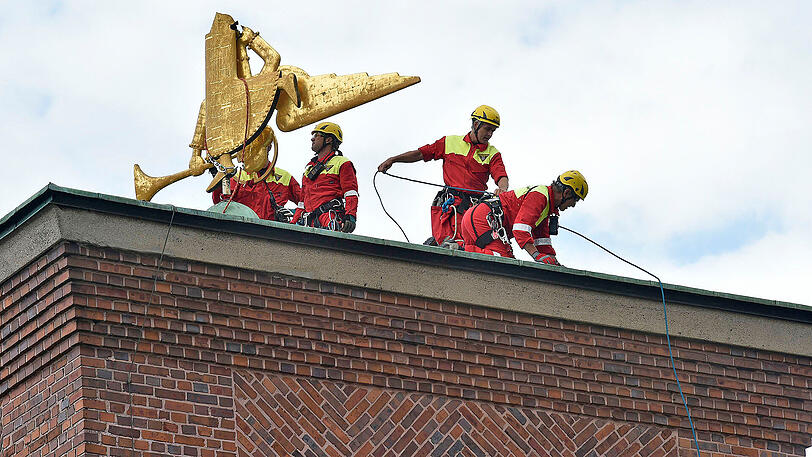 In der Versailler Straße in Au-Haidhausen geriet in etwa 45 Meter Höhe auf einem Kirchturm ein Engel in Schieflage.