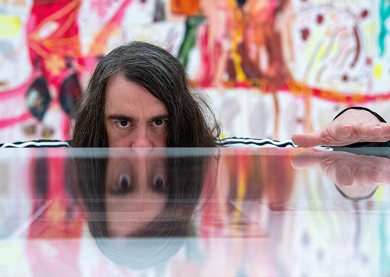 Jonathan Meese fordert die Diktatur der Kunst. Und alle Politiker sollen gefälligst abtreten... Hier performt er in seiner Ausstellung.
