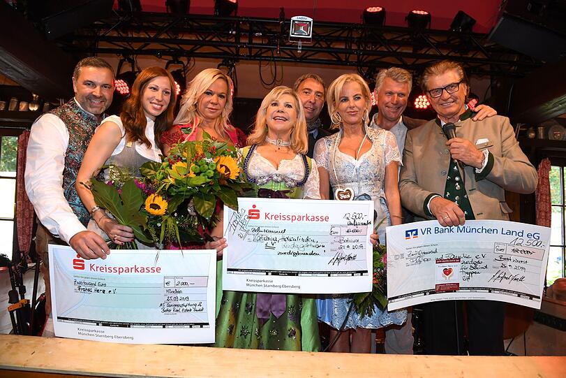 Scheckübergabe: Insgesamt kamen 25.000 Euro zusammen