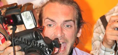 Immer auf der Suche nach neuen Bildern: Fotograf bei der Arbeit auf dem Oktoberfest.