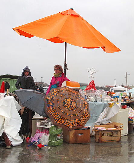 2000 Aussteller, 20000 erwartete Besucher: Am Samstag findet auf der Theresienwiese wieder der größte Flohmarkt Bayerns statt. Die ersten Flohmarktverkäufer trotzen Regen und Kälte und haben sich schon die besten Plätze gesichert. Die AZ zeigt die besten Bilder!