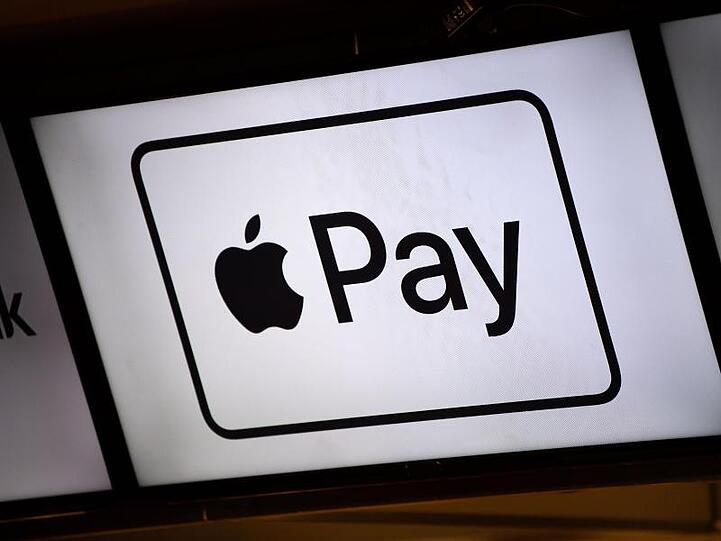 Mit Apple Pay können Kunden mit dem iPhone und der Computer-Uhr Apple Watch an der Ladenkasse wie mit einer kontaktlosen Karte bezahlen.