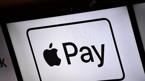 Mit Apple Pay können Kunden mit dem iPhone und der Computer-Uhr Apple Watch an der Ladenkasse wie mit einer kontaktlosen Karte bezahlen.