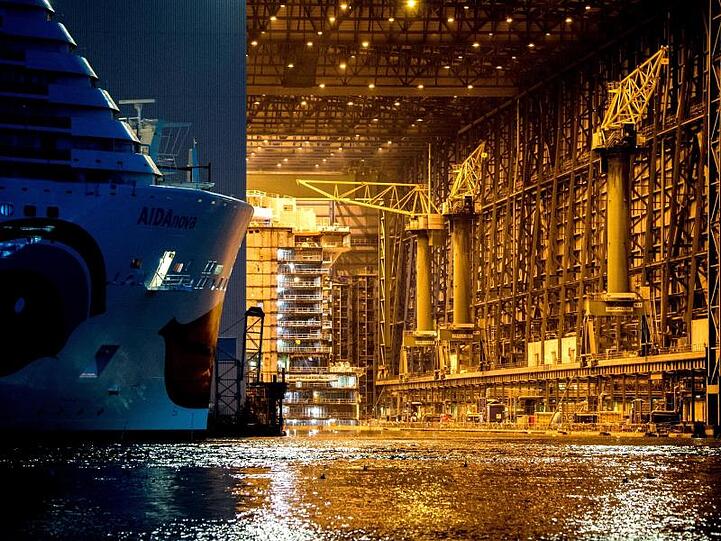 Schlepper ziehen das neue Kreuzfahrtschiff "AIDAnova" aus der überdachten Werfthalle der Meyer-Werft in Papenburg. Die Meyer Werft erhöht die Schlagzahl und will ab 2019 drei Kreuzfahrtschiffe pro Jahr abliefern.