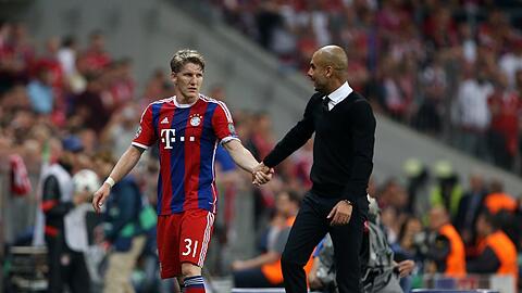 Von 2013 bis 2015 gemeinsam beim FC Bayern: Bastian Schweinsteiger und Trainer Pep Guardiola (r.). (Archivbild)
