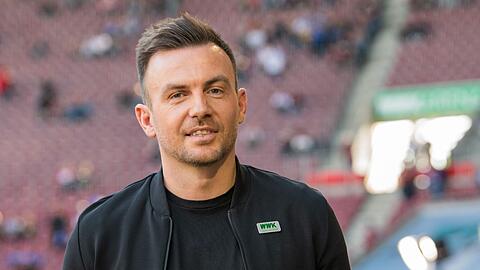 Augsburgs Trainer Enrico Maaßen lächelt.