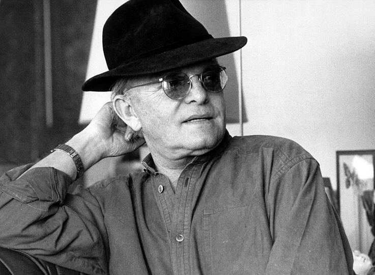 Der US-amerikanische Schriftsteller Truman Capote in seinem New Yorker Appartment 1980. Nach seinem Tod versteigerte Joanne Carson seine Asche für 43.000 Dollar