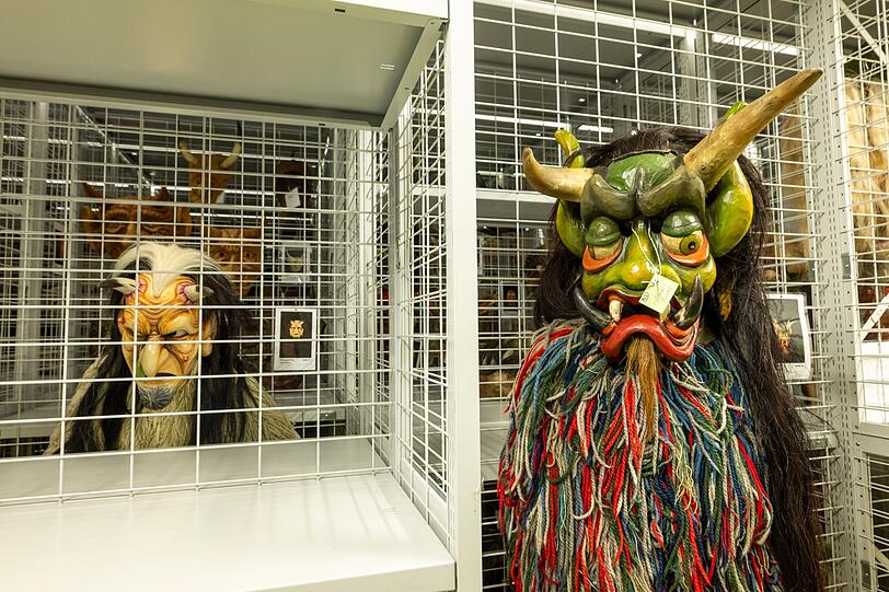 Wenn sie nicht zum Einsatz kommen, werden die Masken und Kostüme im Museums-Depot gelagert.