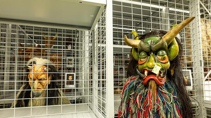 Wenn sie nicht zum Einsatz kommen, werden die Masken und Kost&uuml;me im Museums-Depot gelagert.