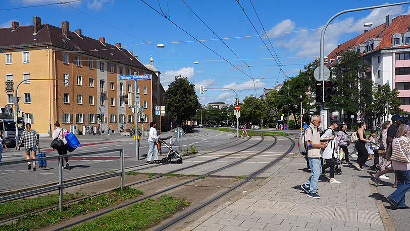 Reisende, Spaziergänger, Mütter, Rentner: Rund um den Giesinger Bahnhofsplatz tummeln sich jederzeit ganz unterschiedliche Menschen. Reisende, Spaziergänger, Mütter, Rentner: Rund um den Giesinger Bahnhofsplatz tummeln sich jederzeit ganz unterschiedliche Menschen.