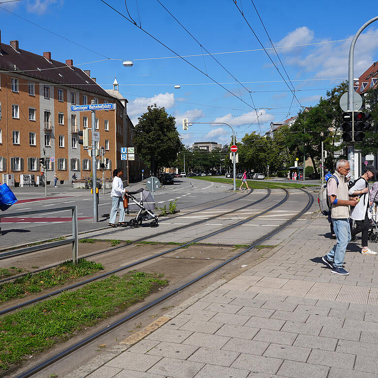 Reisende, Spazierg&auml;nger, M&uuml;tter, Rentner: Rund um den Giesinger Bahnhofsplatz tummeln sich jederzeit ganz unterschiedliche Menschen.