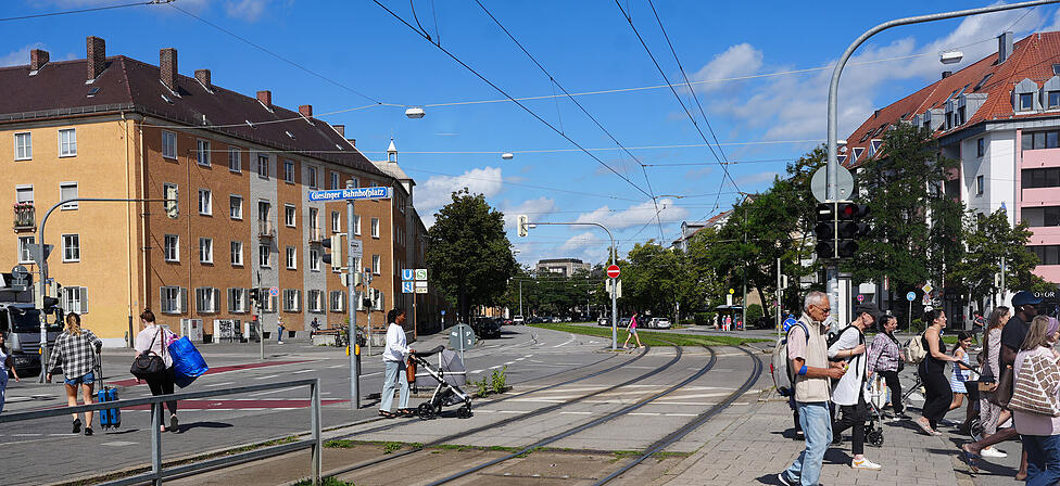 Reisende, Spazierg&auml;nger, M&uuml;tter, Rentner: Rund um den Giesinger Bahnhofsplatz tummeln sich jederzeit ganz unterschiedliche Menschen.