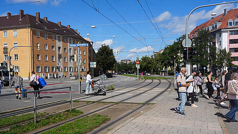 Reisende, Spazierg&auml;nger, M&uuml;tter, Rentner: Rund um den Giesinger Bahnhofsplatz tummeln sich jederzeit ganz unterschiedliche Menschen.