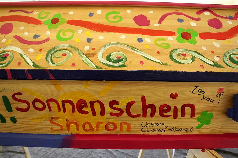 &bdquo;Sonnenschein Sharon&ldquo; haben die Schulfreundinnen auf den Sarg geschrieben, in dem die Elfjährige beigesetzt wird.