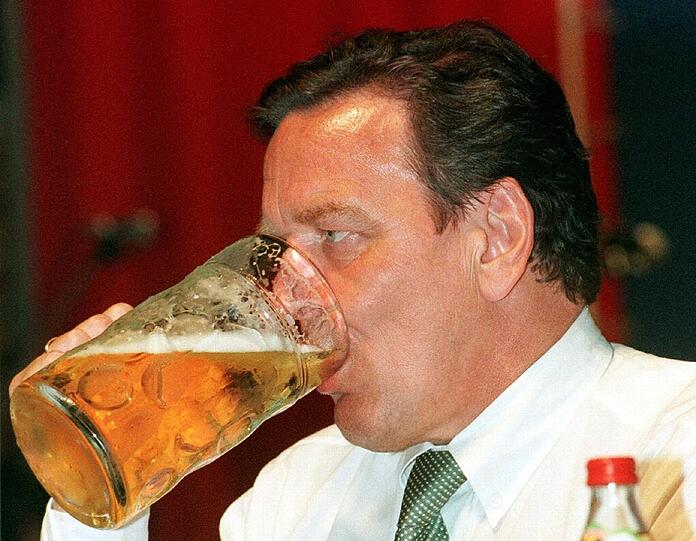Darauf einen kräftigen Schluck: Gerhard Schröder als SPD-Kanzlerkandidat im Wahlkampf in Eggenfelden 1998.
