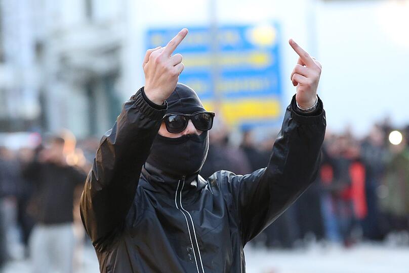In Hamburg kam es bei zwei "revolutionären" Demonstrationen am Freitagabend zu Ausschreitungen. Die «Revolutionäre 1. Mai»-Demo in der Hansestadt stand unter dem Motto «Hamburg sieht rot»