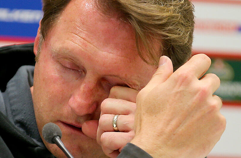 Emotionaler Abschied von den Schanzern: Trainer Ralph Hasenhüttl weint auf der Pressekonferenz des FC Ingolstadt nach dem Spiel gegen den FC Bayern.