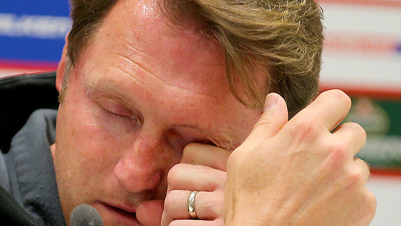 Emotionaler Abschied von den Schanzern: Trainer Ralph Hasenhüttl weint auf der Pressekonferenz des FC Ingolstadt nach dem Spiel gegen den FC Bayern. Emotionaler Abschied von den Schanzern: Trainer Ralph Hasenhüttl weint auf der Pressekonferenz des FC Ingolstadt nach dem Spiel gegen den FC Bayern.