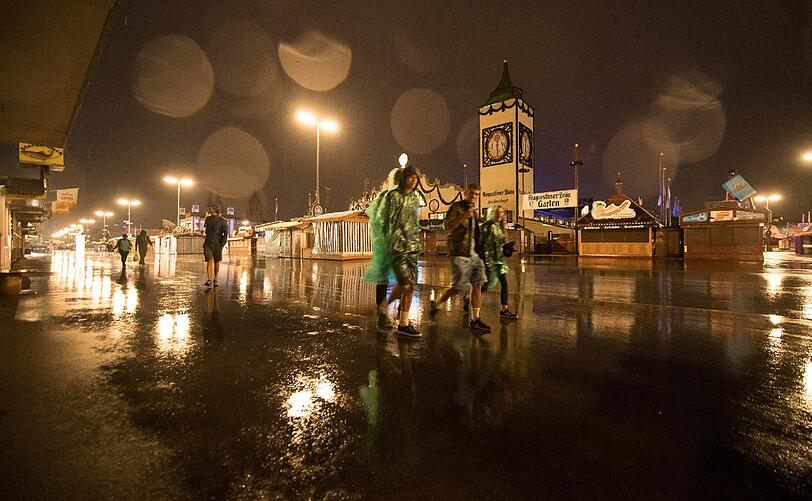 Der Regen bestimmt den Auftakt zum 183. Oktoberfest in München. Erste Wiesnfans standen trotzdem seit 7 Uhr vor den Zelten an.